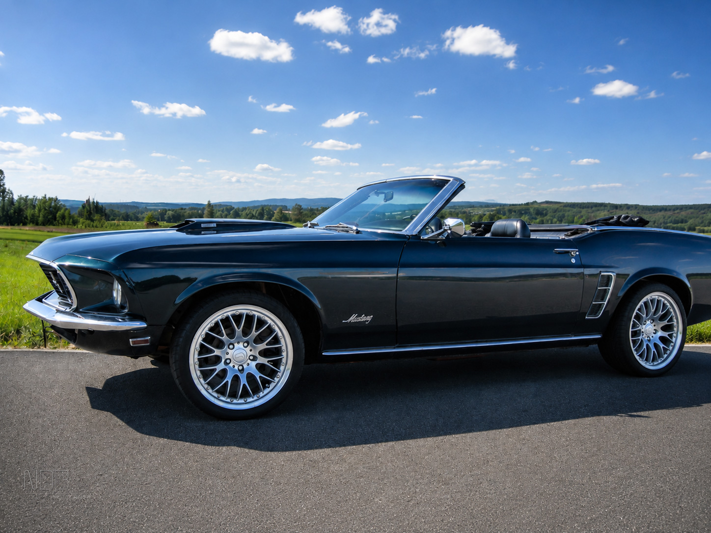 1969 Ford Mustang Cabrio mit offenem Verdeck in der Seitenansicht
