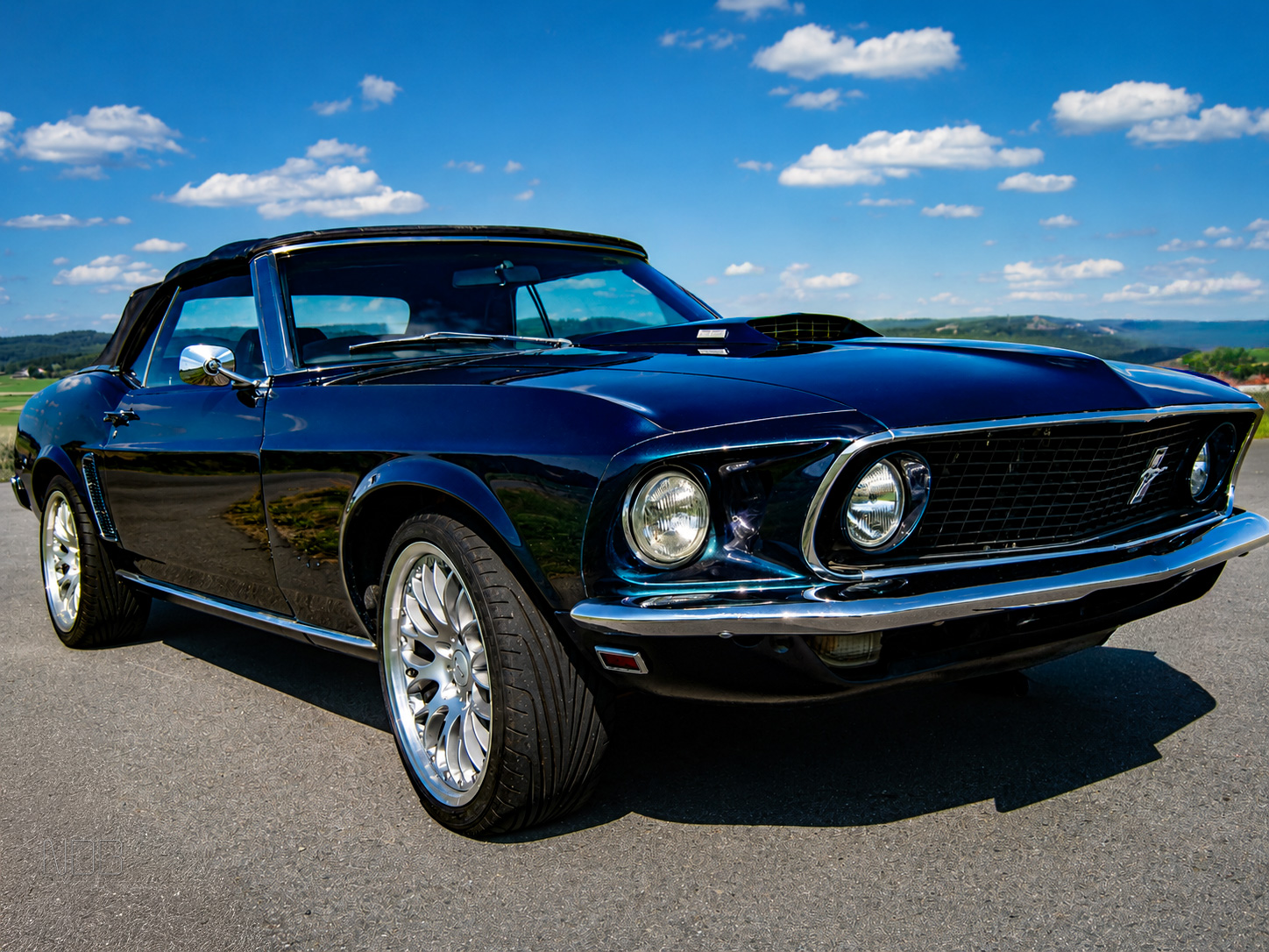 1969 Ford Mustang Cabrio in der Dreiviertelansicht im Sommer