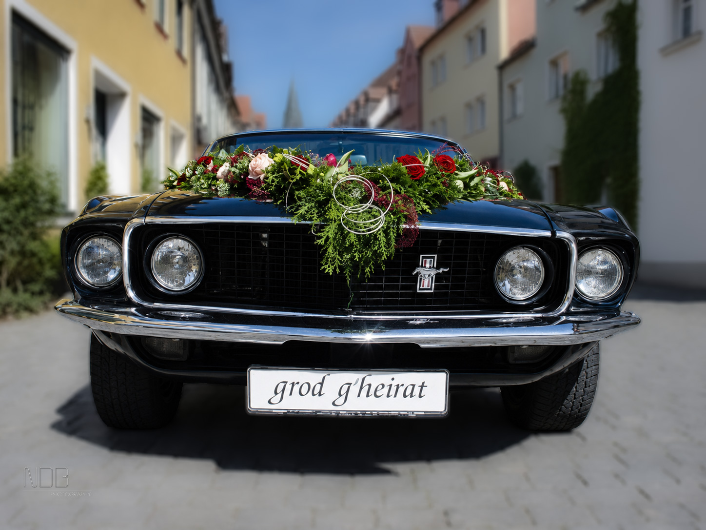Front des geschmückten 1969 Ford Mustang Cabrio zur Hochzeit